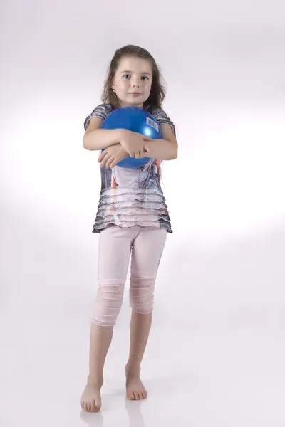 Una ragazza con una palla di gomma blu tra le mani — Foto Stock