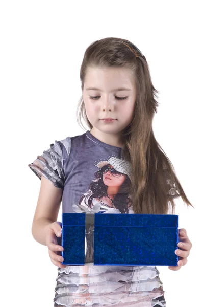 Holčička se podívala v úžasu na modrý box — Stock fotografie