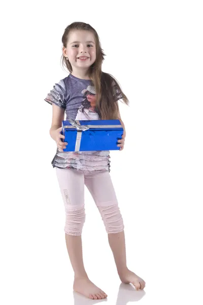 Küçük kız mavi kutu, hayretle baktı. — Stok fotoğraf