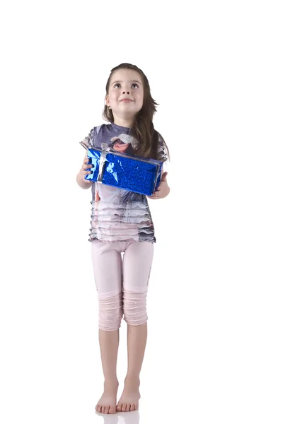 Das kleine Mädchen blickte erstaunt auf die blaue Schachtel — Stockfoto
