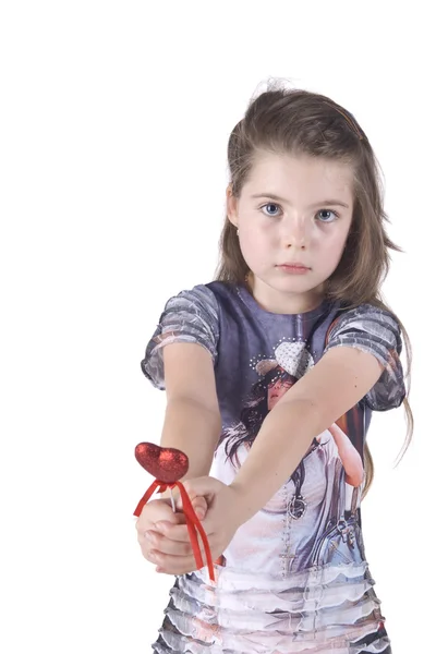 Bambina che tiene un cuore giocattolo — Foto Stock