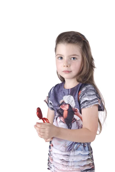 Liten flicka som håller en leksak hjärta — Stockfoto