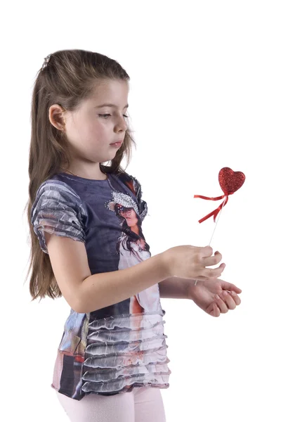 Klein meisje houden een hart speelgoed — Stockfoto