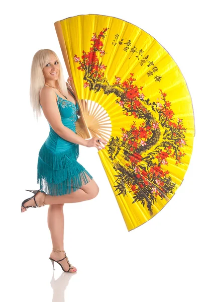 Дівчина з великим жовтим вентилятором на білому тлі — стокове фото