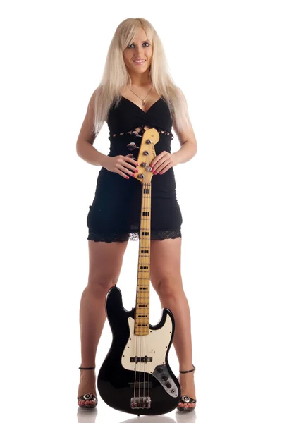 Сексуальная девушка с электрогитарой на белом фоне — стоковое фото