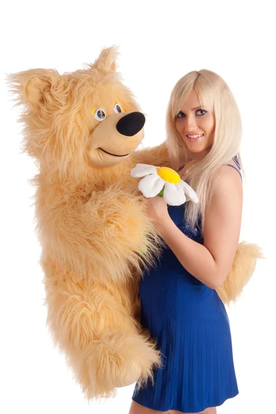 Schönes Modell mit einem Bären in der Hand auf weißem Hintergrund — Stockfoto