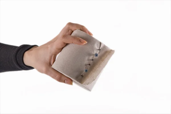 Rolle graues Toilettenpapier verdrehte Schrauben auf weißem Hintergrund — Stockfoto