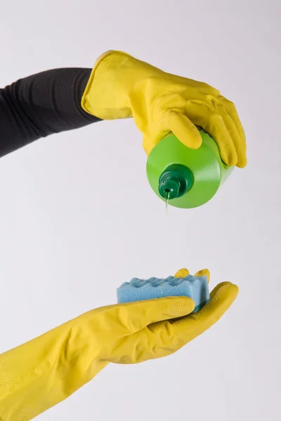 Rengöring svamp i hushållsarbete handen skyddande handske — Stockfoto