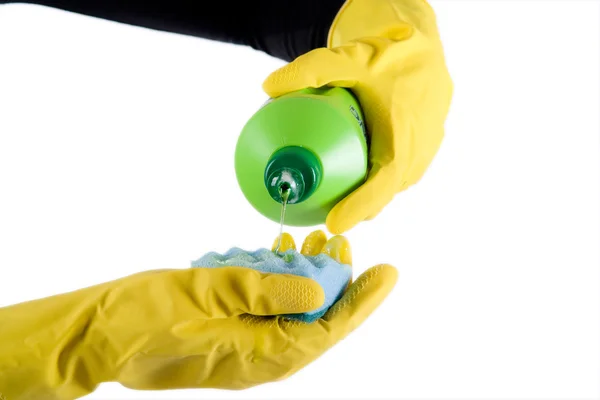 Chemiker kombiniert im Labor ein Pulver mit einer Flüssigkeit. — Stockfoto