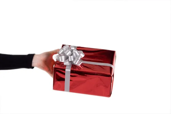 Ruka držící dárek izolovaných na bílém — Stock fotografie
