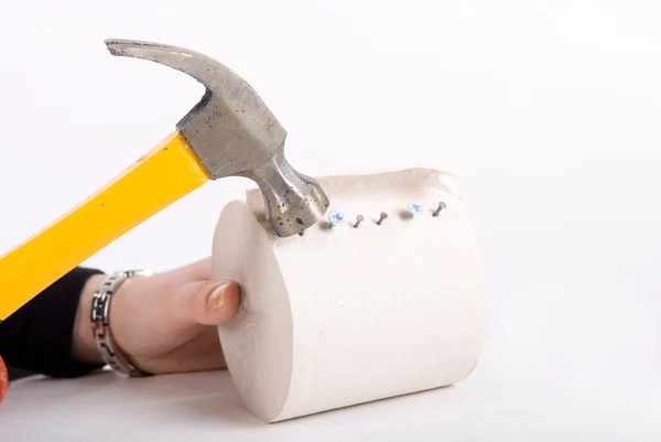 Roll szary papier toaletowy skręcone śruby na szarym tle — Zdjęcie stockowe