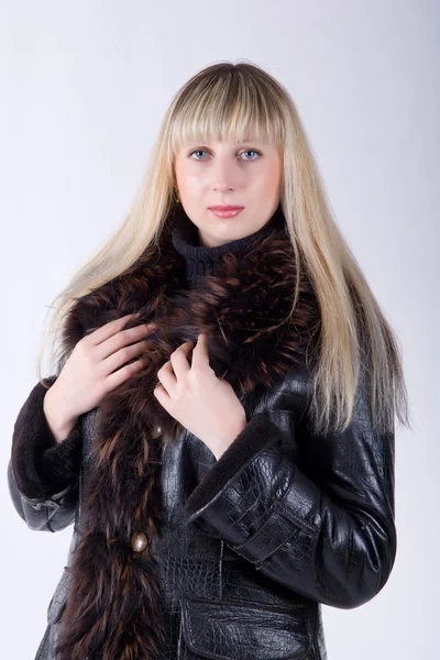 Крупним планом блондинка в зимовому одязі над білим — стокове фото