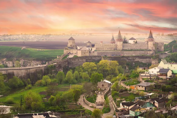 Dramatyczny widok na zamek w Kamieńcu Podolskim — Zdjęcie stockowe
