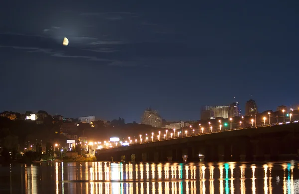 Moonset in Kiev over Dnieper river in lights — Stock Photo, Image