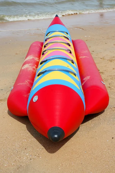 Банановий човен на пляжі — стокове фото