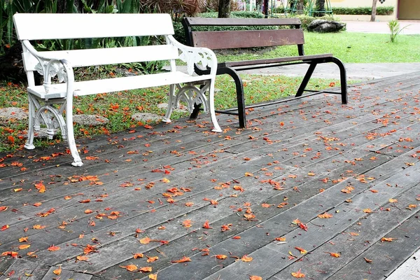 Svart och vit stol i parken — Stockfoto