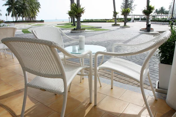 Krzesło wiklinowe biały blisko plaży. — Zdjęcie stockowe