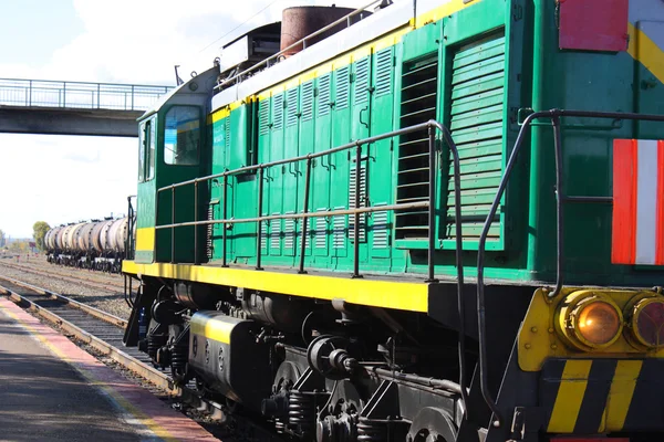 Locomotiva verde con striscia gialla — Foto Stock