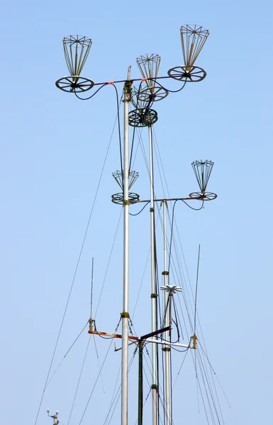 Телекоммуникационная башня с богатым голубым небом — стоковое фото