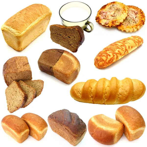 Sortimento de diferentes tipos de pão isolado no backgro branco — Fotografia de Stock