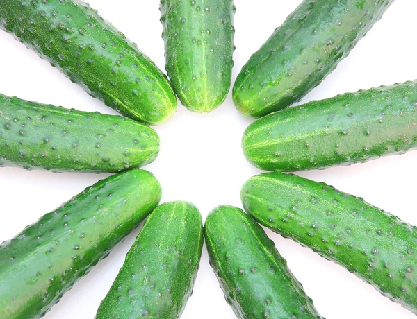 Komkommers geïsoleerd op witte achtergrond — Stockfoto