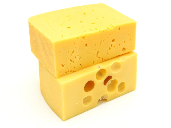 Pedazo de queso aislado sobre un fondo blanco — Foto de Stock