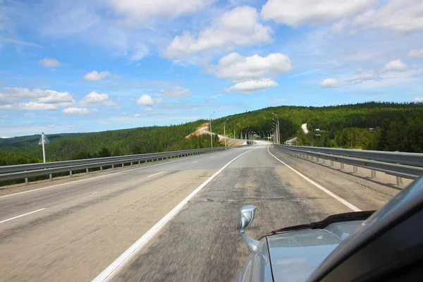 Дорога с видом на горы из машины — стоковое фото