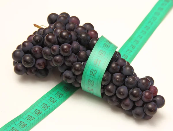 Measuring tape around grapes — Stock Photo, Image