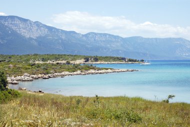 güzel deniz manzara dağlar ve bulutlar