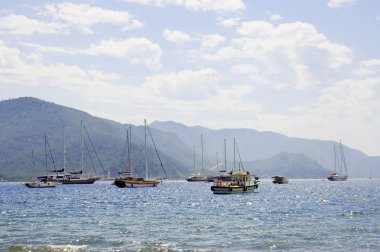 Tekneler ve gemiler bağlantı noktası tarafından yüzme ile deniz manzarası