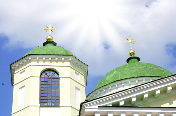 Twee orthodoxe kruisen over de hemel — Stockfoto