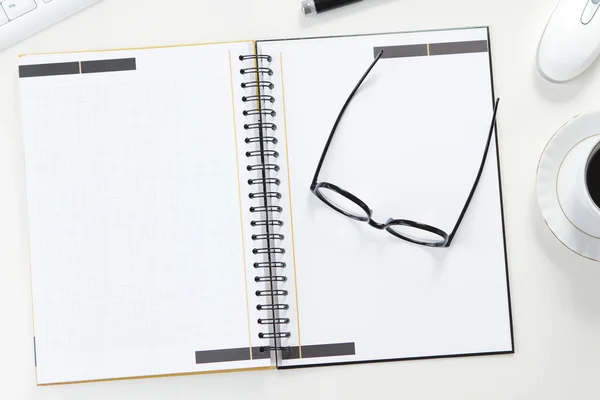Blanko-Zettel auf dem Schreibtisch — Stockfoto