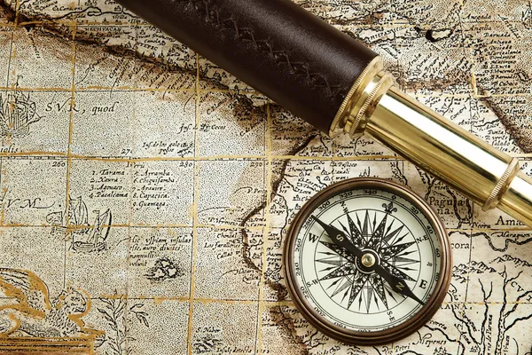 Vintage brass telescope and compass at old map — Stock Photo, Image