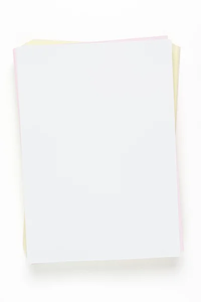 Folhas de papel em branco coloridas com caminho de recorte — Fotografia de Stock