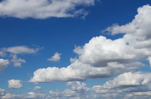 Calme nuages pelucheux fond d'écran — Photo