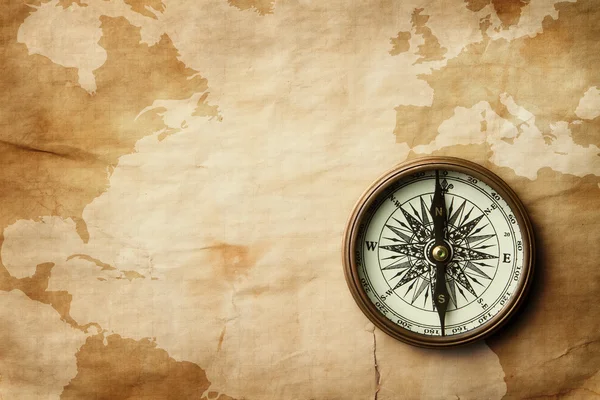 Ročník kompas na starou mapu s kopií prostor — Stock fotografie