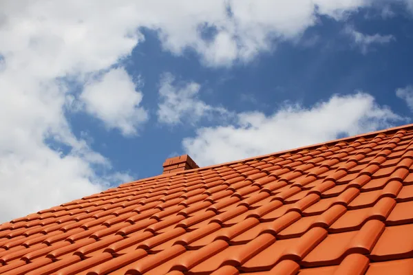 Новая красная крыша против голубого неба — стоковое фото