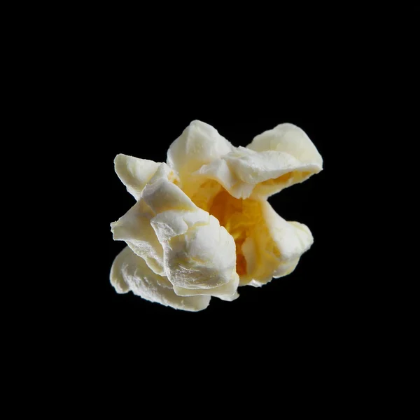 Popcorn geïsoleerd op zwart — Stockfoto