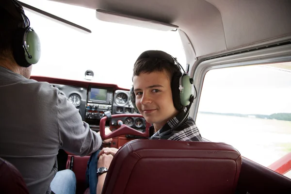 Chłopiec fliyng w kabinie samolotu — Zdjęcie stockowe