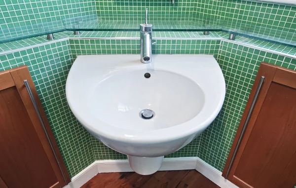 Banheiro com azulejos em mosaico verde — Fotografia de Stock
