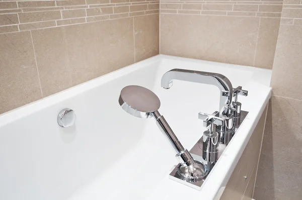 浴缸与现代化的装置 — 图库照片