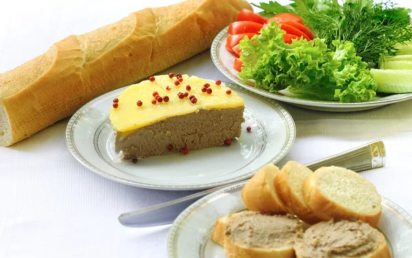 Печёночный паштет на хлеб — стоковое фото