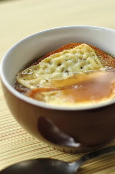 Луковый суп с тостами — стоковое фото