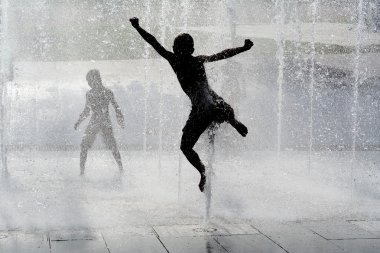 su çeşme oynayan mutlu ıslak yaz çocuklar