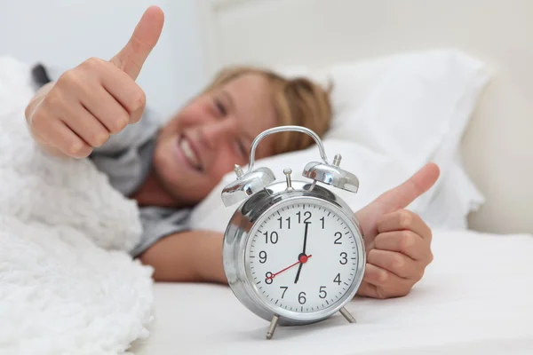 Mutlu çocuk çalar saat ile uyanma — Stok fotoğraf