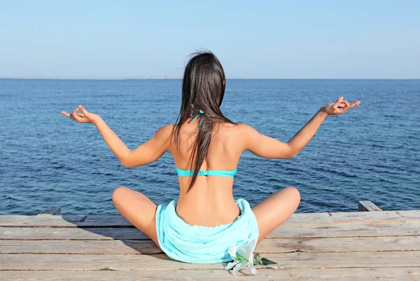 Sommar yoga meditation kvinna — Stockfoto