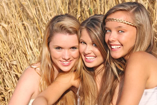 Zomer meisjes met gezonde witte tanden en glimlach — Stockfoto