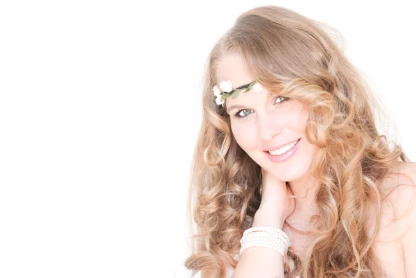 Mulher bonita com cabelo loiro saudável sorrindo — Fotografia de Stock