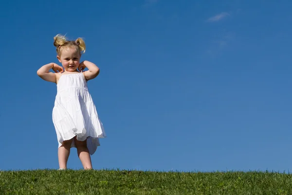 Feliz niño sano del verano al aire libre —  Fotos de Stock