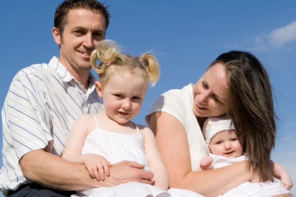 Fiatal boldog család anya apa és a gyerekek — Stock Fotó